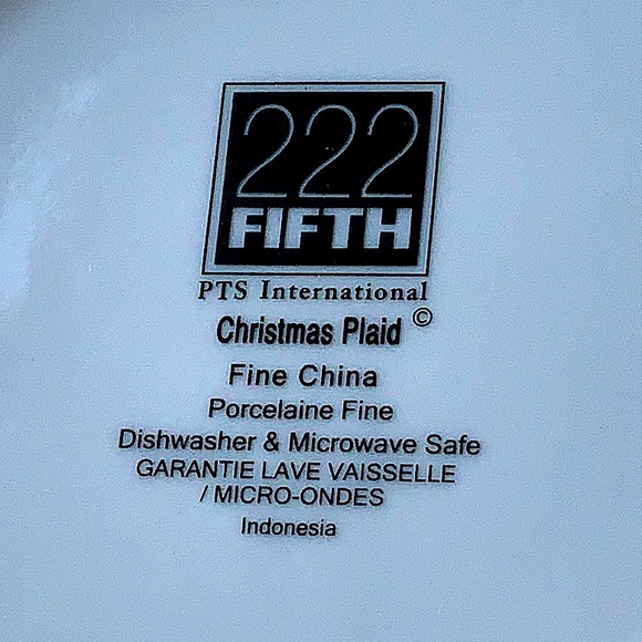 222 FIFTH CHRISTMAS PLAID SALAD PLATE 8 3/4TH INCH RED BLACK GREEN - Picture 4 of 4